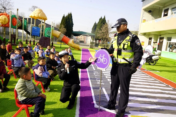 华州交警深入幼儿园开展交通安全主题宣传活动。