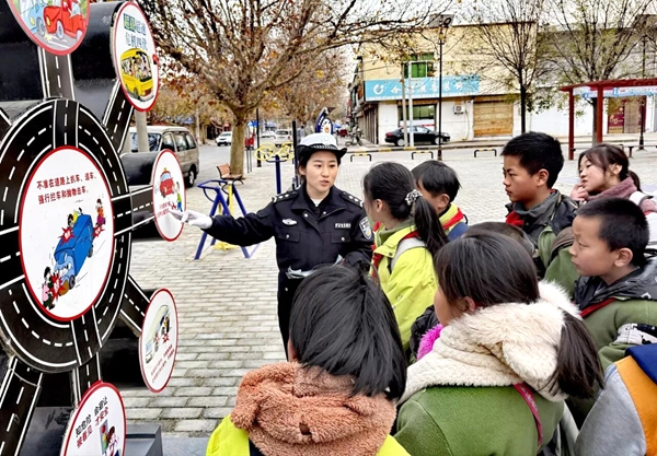 蒲城交警深入辖区学校周边开展交通安全宣传教育活动。