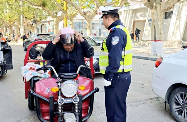 白水公安交警持续开展城区交通秩序专项整治行动。