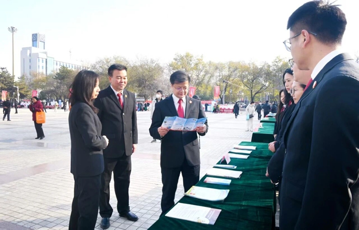渭南中院开展“国家宪法日”普法宣传活动。