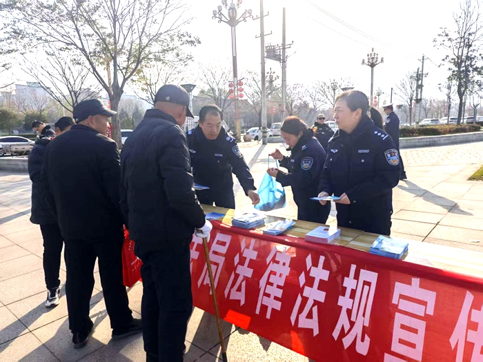 12 华阴市开展“12·4”国家宪法日宣传活动。