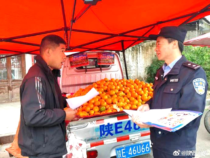 韩城公安开展防范电信网络诈骗知识进集市宣传活动。