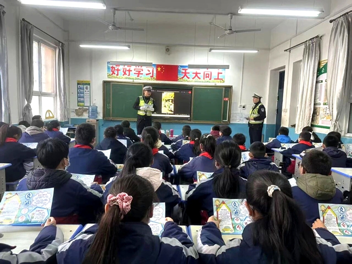 白水公安交警开展交通安全精准宣传。