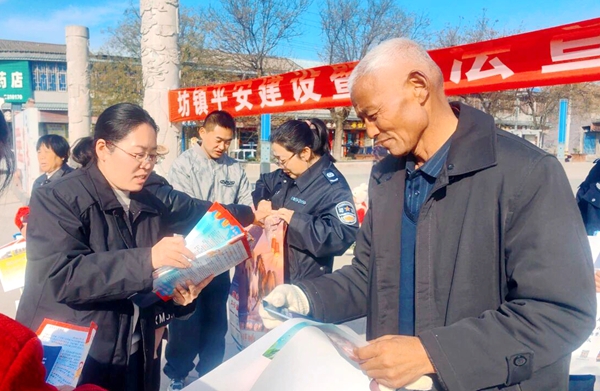 合阳法院坊镇法庭联动多部门开展送法进社区活动.