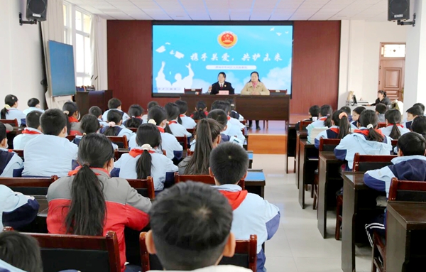 华州检察开展“携手关爱 &nbsp;共护未来”主题法治宣传活动。