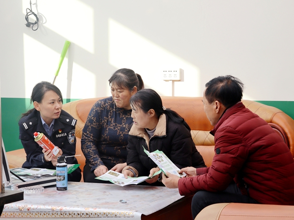 澄城公安开展禁毒宣传进家庭活动.