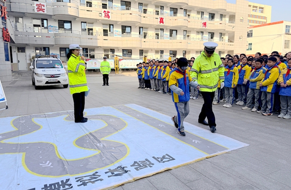 韩城交警走进新城二小普及冬季交通知识.