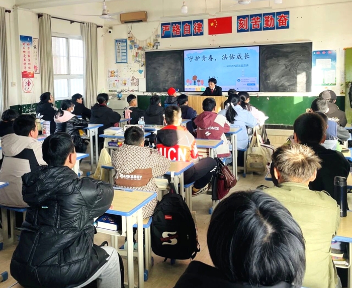 白水法院综合审判庭全体干警走进林皋镇中学开展法治宣传教育活动。