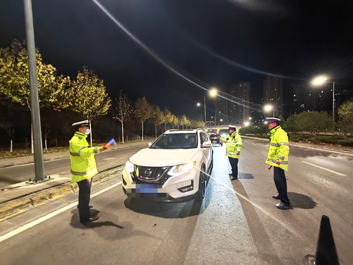 韩城公安交警夜查酒醉驾 筑牢夜间交通安全防线。