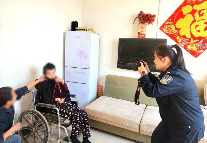 合阳公安民警上门办证解难题。