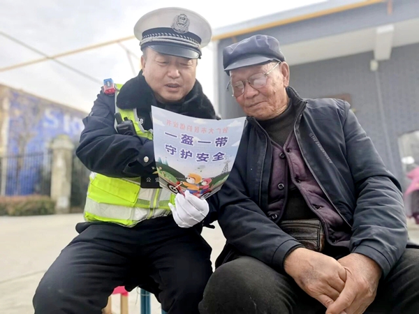 蒲城交警开展交通安全宣传活动。 蒲城交警开展交通安全宣传活动。