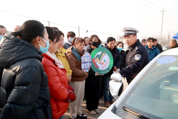 大荔交警开展交通安全宣传活动。 大荔交警开展交通安全宣传活动。