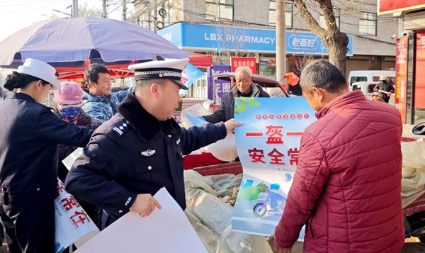 合阳交警开展交通安全宣传活动。 合阳交警开展交通安全宣传活动。
