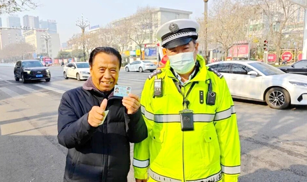 临渭交警拾卡寻主获赞誉。 临渭交警拾卡寻主获赞誉。