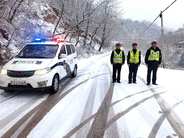 韩城交警全力护航2025年首场降雪。 韩城交警全力护航2025年首场降雪。