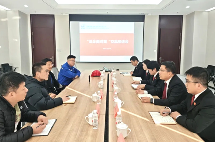 近日,蒲城法院法官干警走进蒲城莱特光电新材料有限公司召开专题座谈会。 近日,蒲城法院法官干警走进蒲城莱特光电新材料有限公司召开专题座谈会。