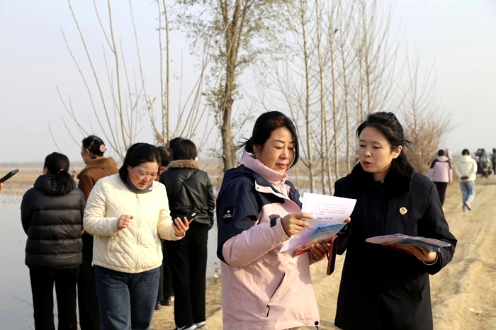 华州区检察院干警赴天鹅栖息地开展野生鸟类保护专项宣传活动。 华州区检察院干警赴天鹅栖息地开展野生鸟类保护专项宣传活动。