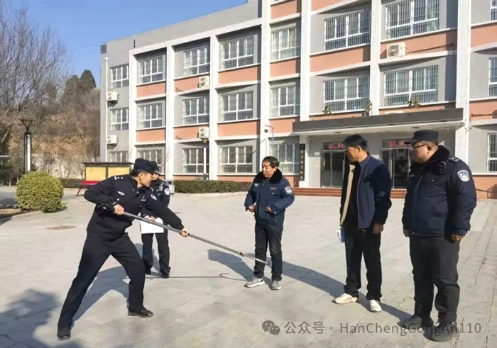 韩城市公安局板桥派出所民辅警走进板桥学校开展普法宣传暨校园反恐演练活动。 韩城市公安局板桥派出所民辅警走进板桥学校开展普法宣传暨校园反恐演练活动。