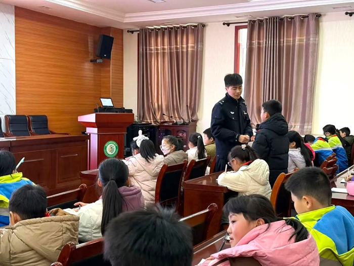 临渭公安环北路派出所民警走进沋西小学开展安全宣教活动。 临渭公安环北路派出所民警走进沋西小学开展安全宣教活动。