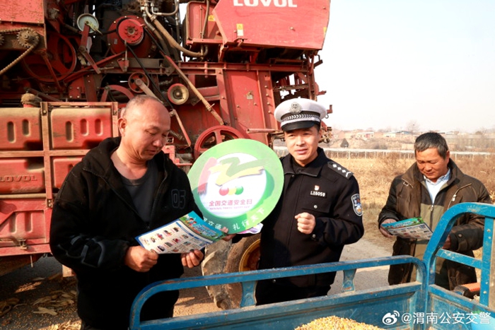 大荔县公安局交通管理大队民警走进田间地头开展“一盔一带”交通安全主题活动。 大荔县公安局交通管理大队民警走进田间地头开展“一盔一带”交通安全主题活动。