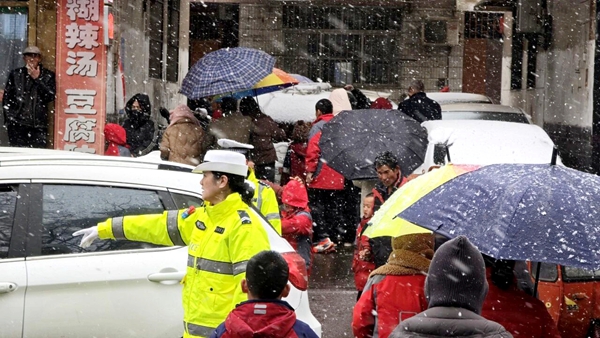 合阳交警投身风雪护学第一线,全力确保学生上下学安全。 合阳交警投身风雪护学第一线,全力确保学生上下学安全。