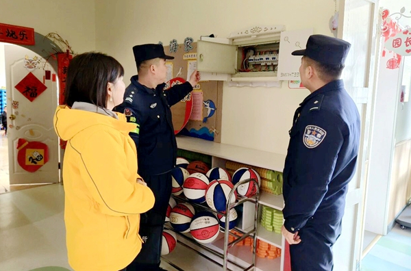 合阳县公安局金水派出所开展校园安全隐患排查整治。 合阳县公安局金水派出所开展校园安全隐患排查整治。