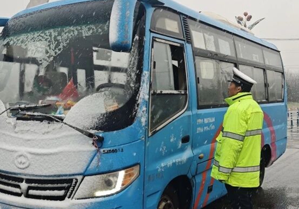 韩城交警暖心守护群众出行安全。 韩城交警暖心守护群众出行安全。