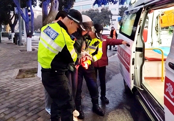 华州交警暖心救助摔倒受伤群众。 华州交警暖心救助摔倒受伤群众。