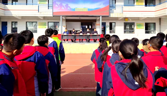 澄城县公安局长宁派出所法治副校长陆续深入学校联合校方开展反恐防暴演练与法治宣传教育。 澄城县公安局长宁派出所法治副校长陆续深入学校联合校方开展反恐防暴演练与法治宣传教育。