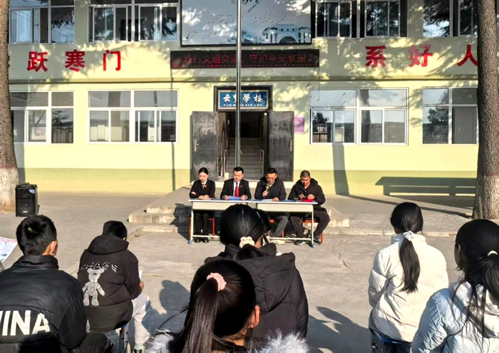 白水法院林皋法庭全体干警走进云台初级中学,开展法治进校园普法宣传活动。 白水法院林皋法庭全体干警走进云台初级中学,开展法治进校园普法宣传活动。