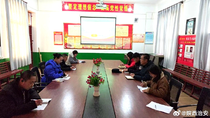 合阳公安同家庄派出所联合辖区学校组织召开“金盾护苗”学生欺凌治理工作会议。 合阳公安同家庄派出所联合辖区学校组织召开“金盾护苗”学生欺凌治理工作会议。