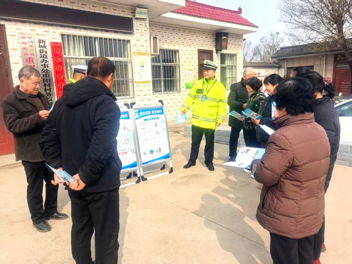 韩城公安交警深入农村开展“美丽乡村行”冬季交通安全宣传活动。 韩城公安交警深入农村开展“美丽乡村行”冬季交通安全宣传活动。