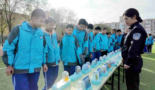 蒲城公安深入辖区学校开展禁毒宣传教育活动. 蒲城公安深入辖区学校开展禁毒宣传教育活动.