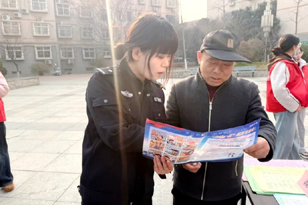 韩城新城派出所联合司马社区进小区开展反诈宣传活动. 韩城新城派出所联合司马社区进小区开展反诈宣传活动.