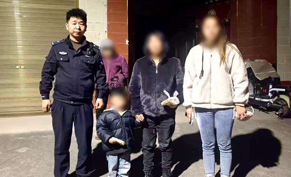 大荔公安寒夜守护走失老人与孩童平安。 大荔公安寒夜守护走失老人与孩童平安。