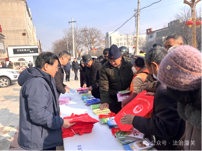 潼关县法律援助中心组织工作人员前往金陡商业步行街开展安“薪”农民工法律援助宣传活动。 潼关县法律援助中心组织工作人员前往金陡商业步行街开展安“薪”农民工法律援助宣传活动。