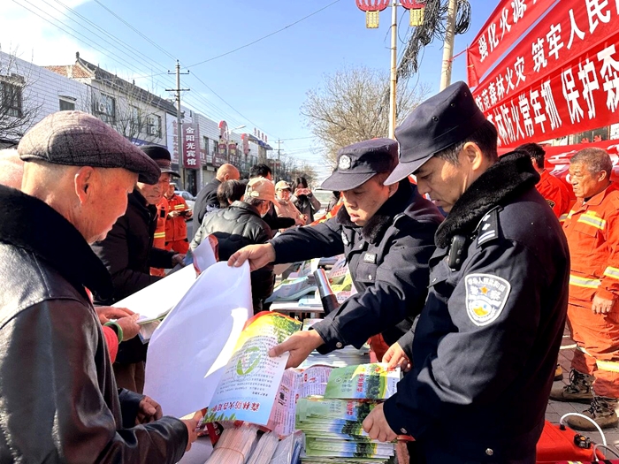 白水县公安局仓颉森林派出所开展森林防火宣传工作。 白水县公安局仓颉森林派出所开展森林防火宣传工作。