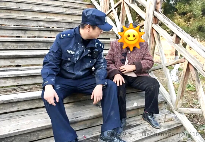 韩城民警“村晚”现场紧急救助摔倒老人。 韩城民警“村晚”现场紧急救助摔倒老人。