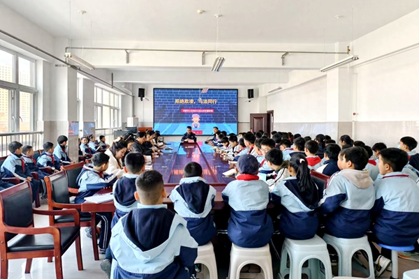 华阴公安西岳派出所法治宣传进校园.