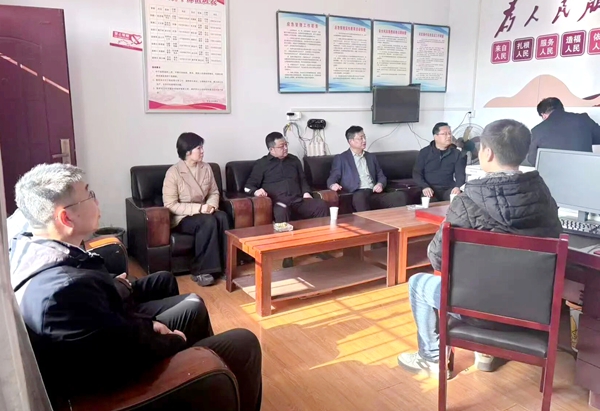 韩城市检察院班子赴包联村板桥镇明星村慰问。