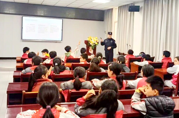 华州公安柳枝派出所开展法治进校园活动。