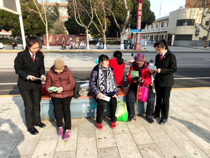 潼关法院开展防范养老诈骗专项普法活动。