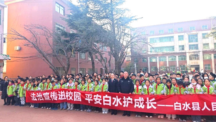 白水公安城关派出所走进东风小学开展“金盾护苗”法治宣传进校园活动。