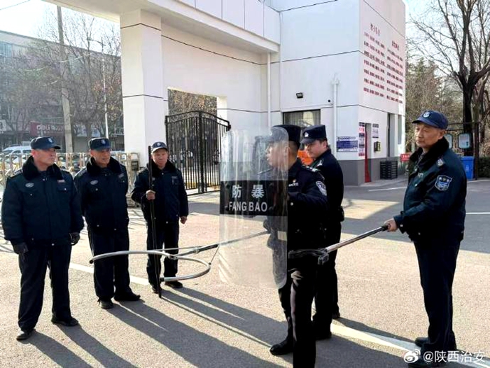 合阳公安金水派出所民警联合校方开展防暴应急培训教学。