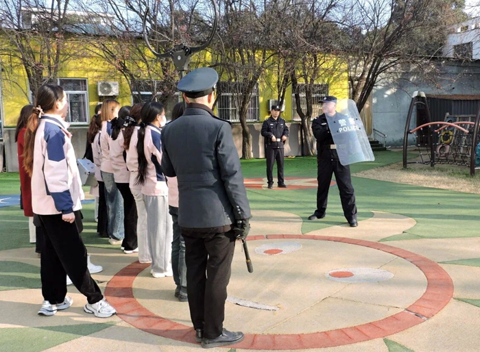 高新公安良田派出所联合辖区渭化幼儿园开展反恐防暴应急演练。