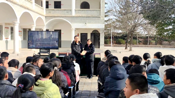 白水法院走进白水煤矿中学开展普法宣讲。