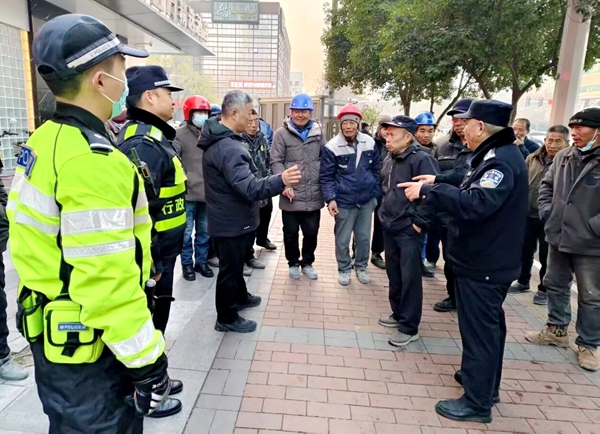 临渭公安分局杜桥派出所深入仓程路零工驿站开展普法宣传。