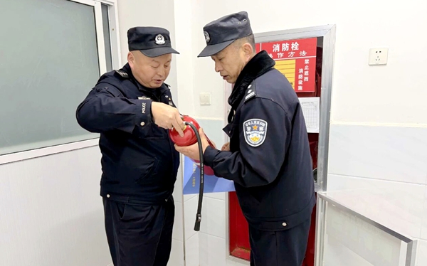 潼关公安城关派出所开展校园安全大检查.