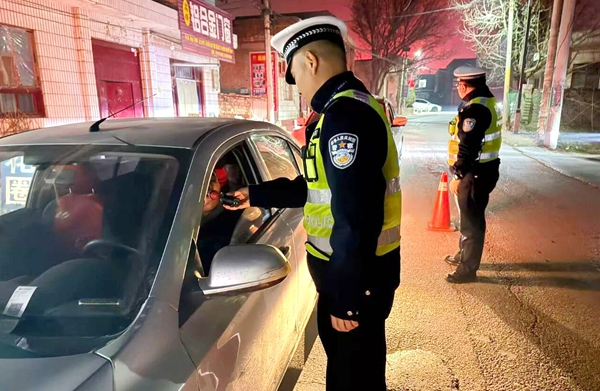 白水交警常态化开展酒醉驾专项治理行动。