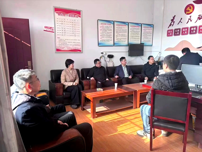 韩城市检察院班子赴包联村板桥镇明星村慰问。